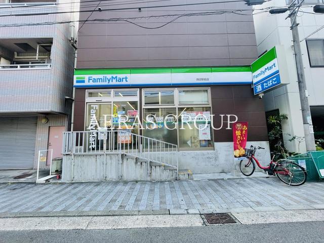 コンビニ　ファミリーマート 蒔田駅前店（コンビニ）まで242m