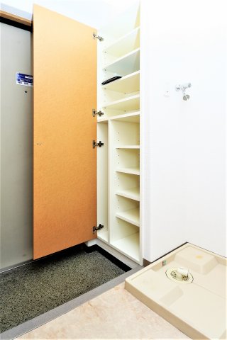 玄関　参考写真（同物件別部屋）