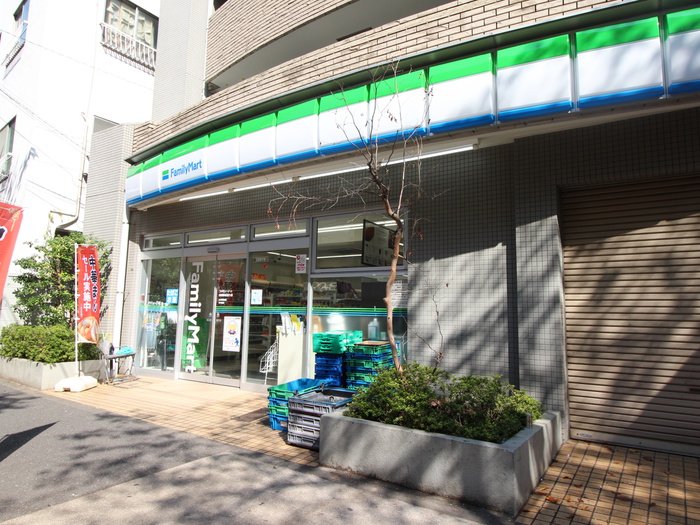 コンビニ　ファミリーマート（コンビニ）まで60m