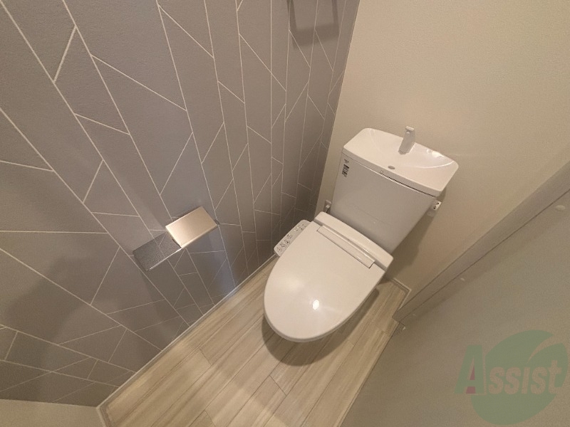 トイレ　トイレは温水洗浄便座です。シンプルな雰囲気になっています。