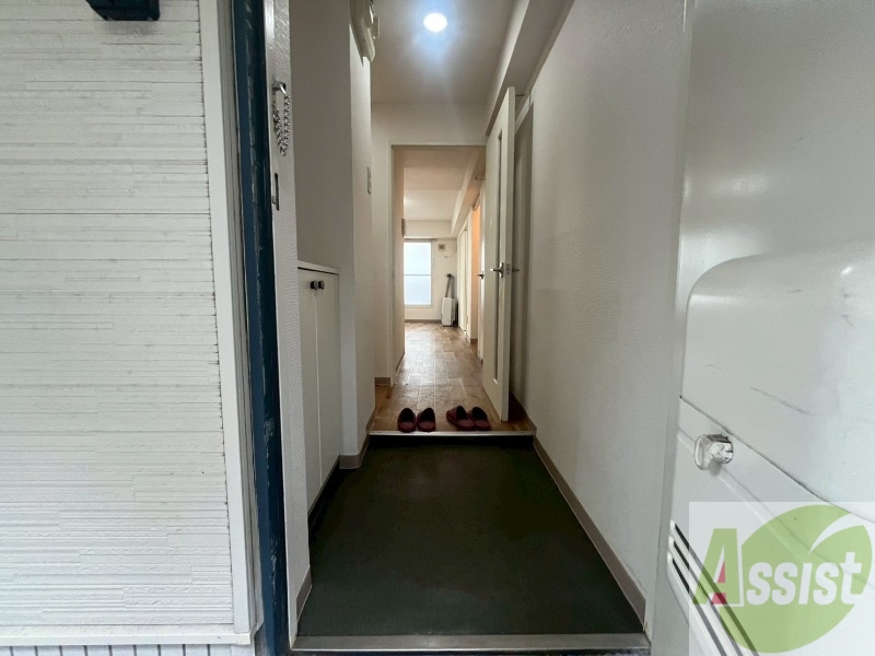 玄関　玄関です。すぐ広いリビングにつながっています。
