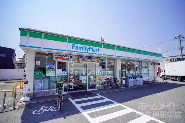 コンビニ　ファミリーマート 高槻大塚町店（コンビニ）まで880m