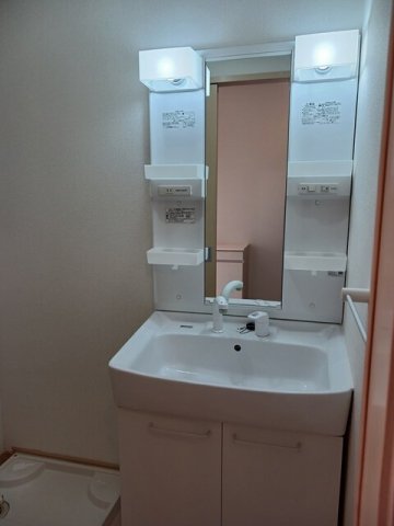 洗面設備　明るい洗面所です