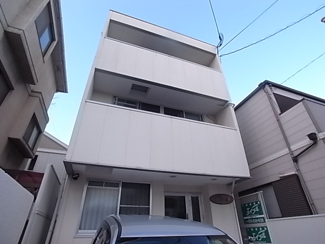 建物外観　白色の明るい外観のマンションです