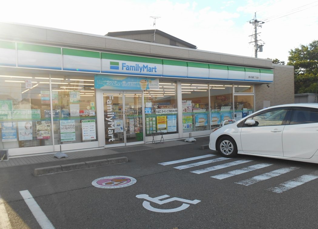 コンビニ　ファミリーマート野々市郷二丁目店（コンビニ）まで974m