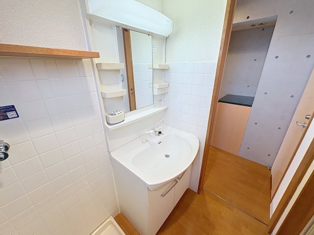 洗面設備　掲載写真は空室の別部屋を掲載しております。実際のお部屋と仕様