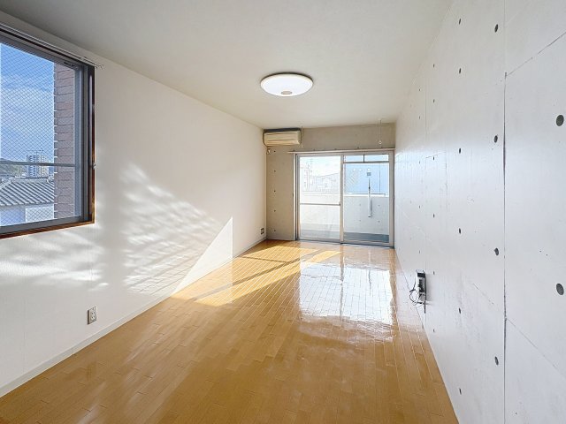 居室・リビング　掲載写真は空室の別部屋を掲載しております。実際のお部屋と仕様