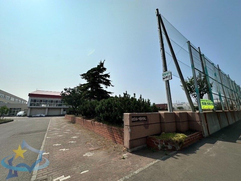 中学校　札幌市立八軒東中学校（中学校）まで512m
