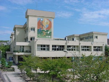 小学校　豊中市立泉丘小学校（小学校）まで564m