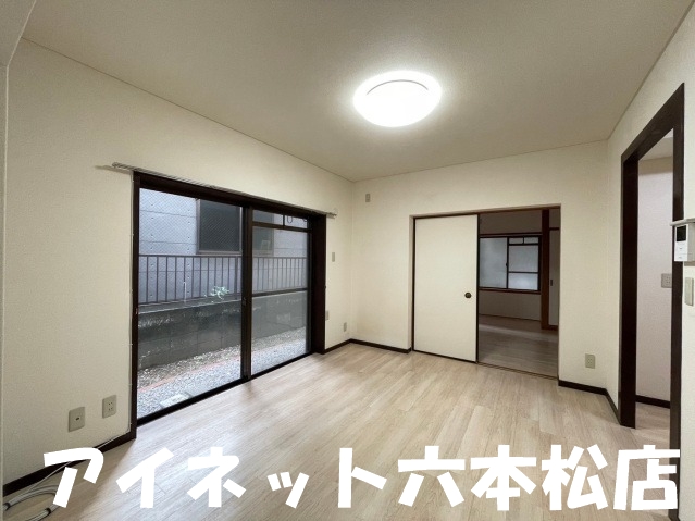 居室・リビング　家具の配置に困らないリビングですね