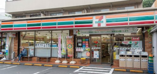 コンビニ　セブン-イレブン 多摩蓮光寺店（コンビニ）まで303m
