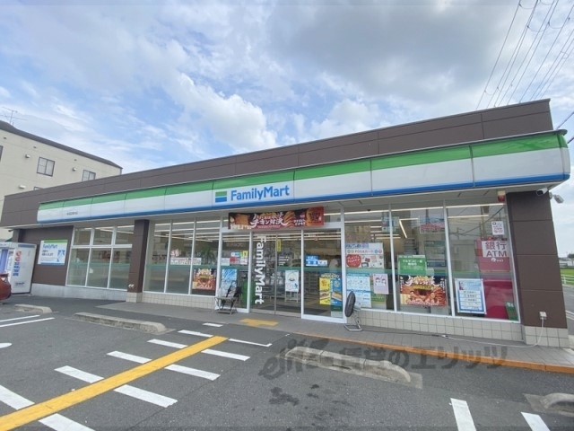 コンビニ　ファミリーマート京田辺草内店（コンビニ）まで800m