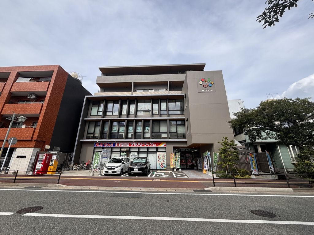 ドラックストア　ツルハドラッグ港店（ドラッグストア）まで150m