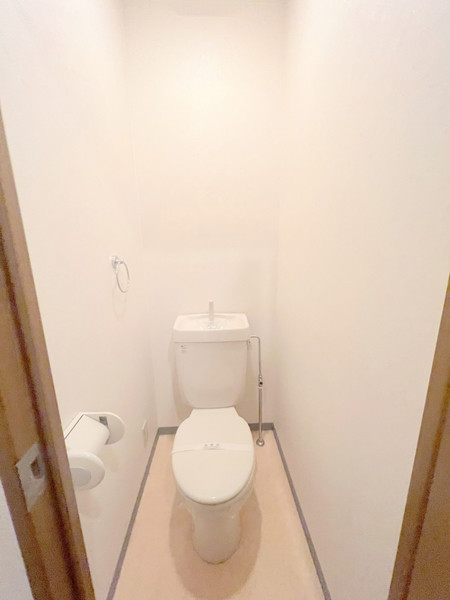 地下鉄御堂筋線 江坂駅 徒歩17分 3階建 築26年のトイレ写真