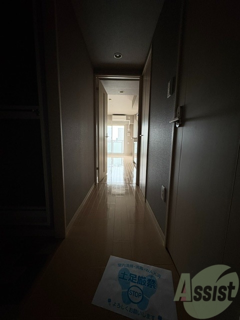 玄関　こちらは玄関になります。照明設備もございます。