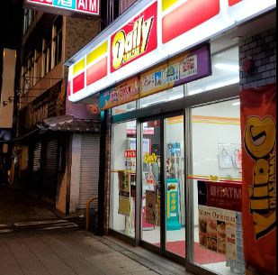 コンビニ　デイリーヤマザキ 天神橋4丁目店（コンビニ）まで100m