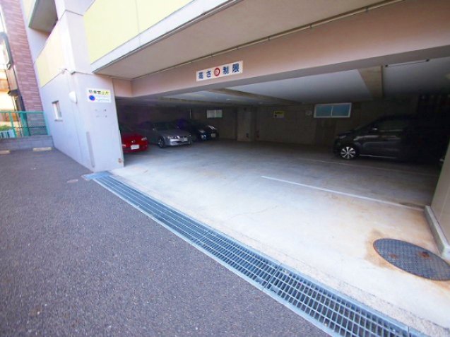 駐車場　屋根付駐車場あり