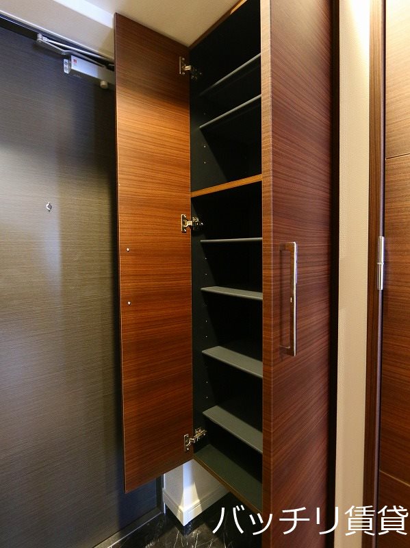 玄関　別号室タイプの為、現状を優先いたします