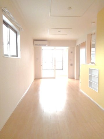 プルミエール手屋IIIの居間写真