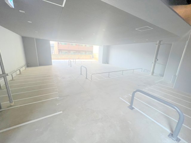 駐車場　敷地内にある駐輪場。雨の日にはうれしい屋根つきです。