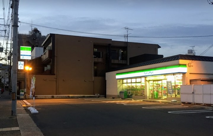 コンビニ　ファミリーマート 京都薬科大学前店（コンビニ）まで256m