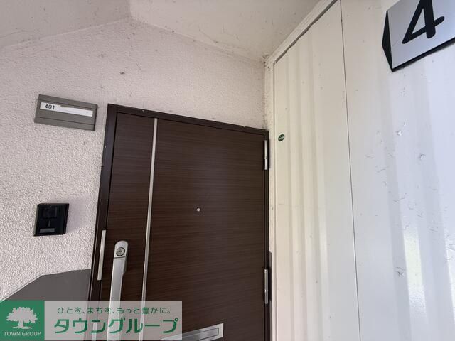 新栄団地1街区1号棟の玄関写真