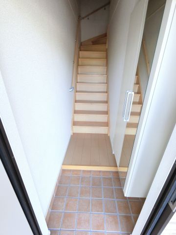 ＪＲ成田線 成田駅 バス乗車時間：20分 最寄りバス停で下車 徒歩1分 2階建 築16年の玄関写真