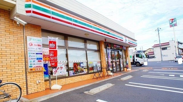 コンビニ　セブンイレブン（コンビニ）まで300m
