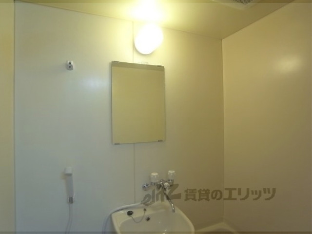 洗面設備　鏡までついています