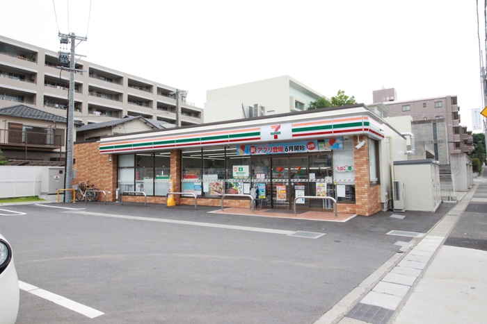 コンビニ　セブンイレブン（コンビニ）まで295m