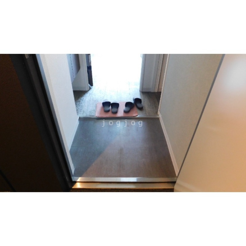 玄関　明るい開放的な玄関です。