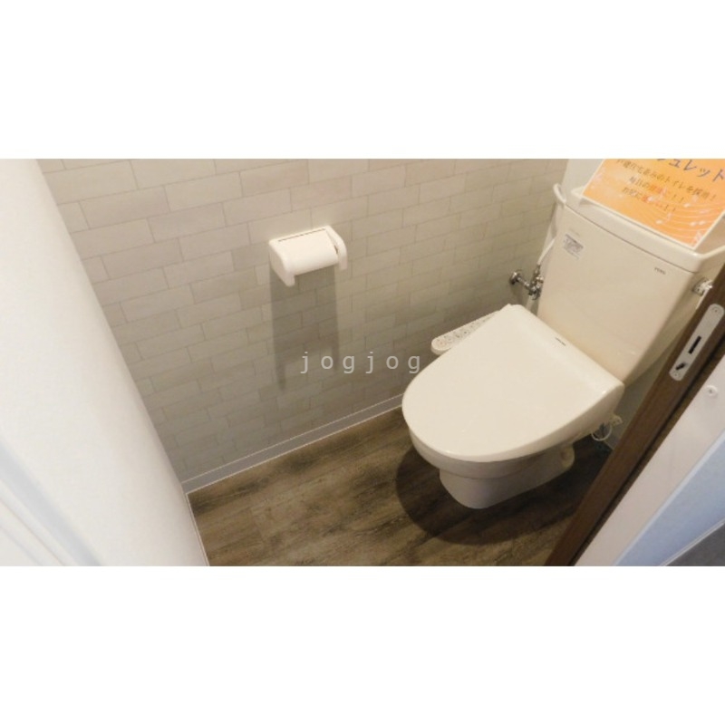 トイレ　嬉しい温水洗浄便座付きのトイレです。