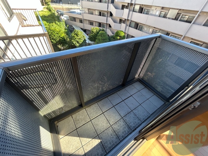 バルコニー　バルコニーは洗濯物を干すのに十分な広さがありますね。