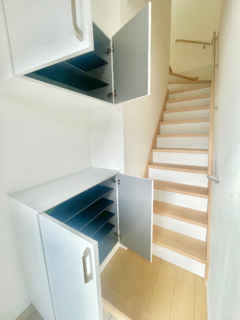 玄関　同型の部屋の写真を使用しております。