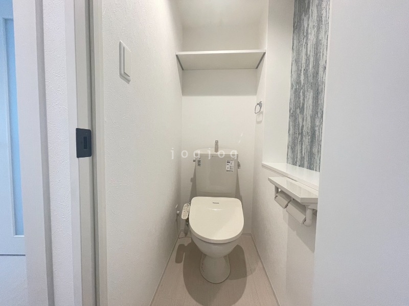 トイレ　嬉しい温水洗浄便座付きのトイレです。