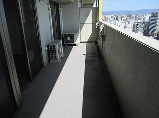 バルコニー　バルコニーには汚れものに便利なスロップシンク付