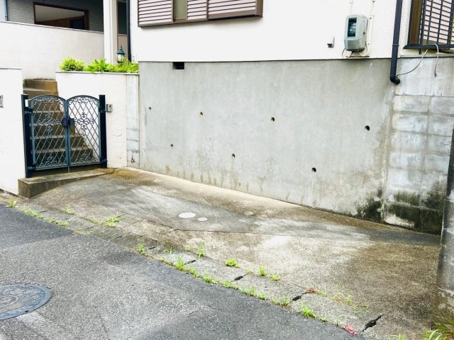 駐車場　道路に面した駐車場です（長さ：約5 5メートル）