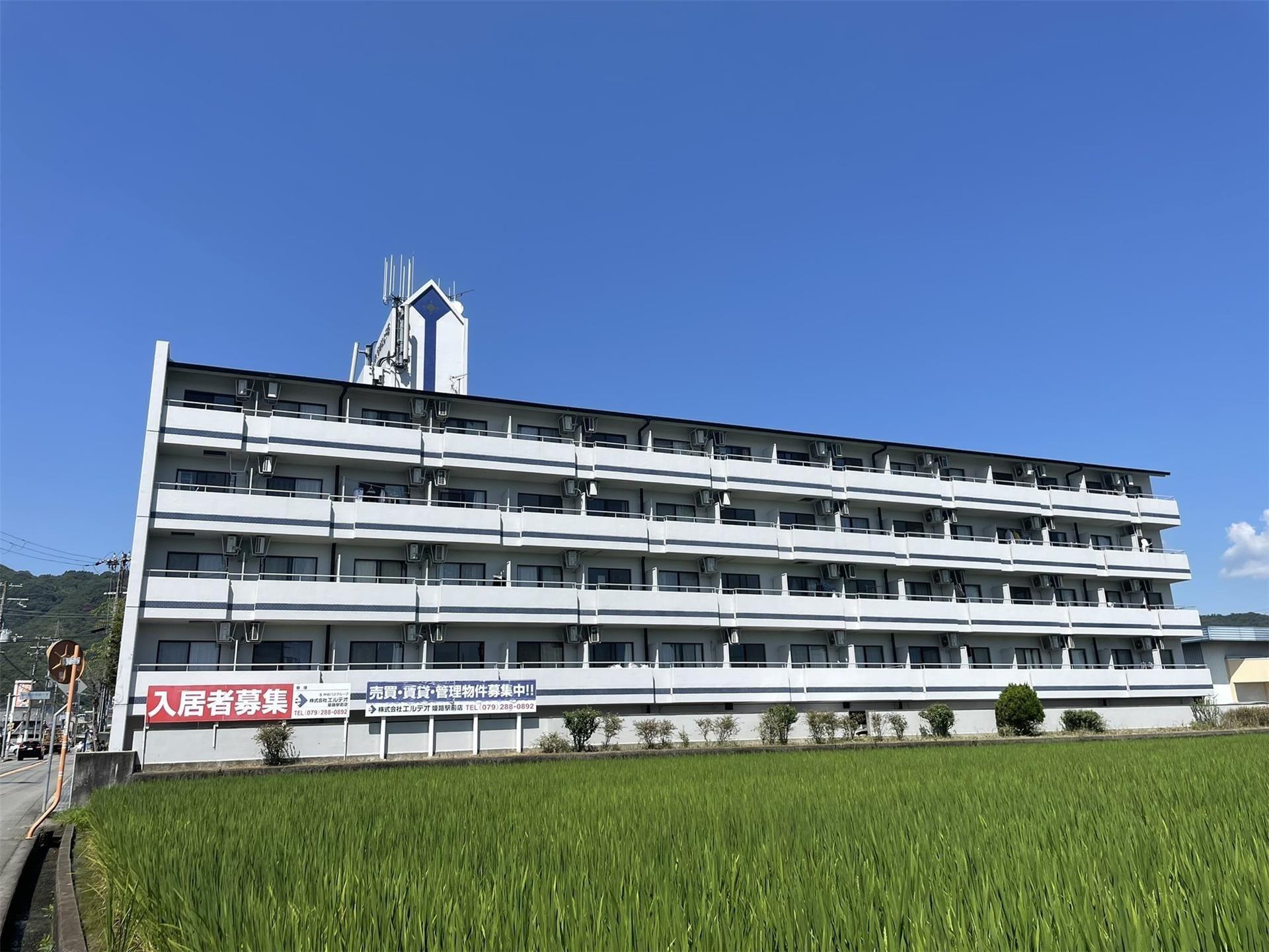 建物外観　前面に建物がないので日当たり良好です！