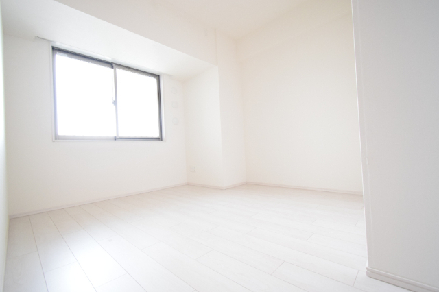居室・リビング　収納充実の６帖のフローリングのお部屋です☆