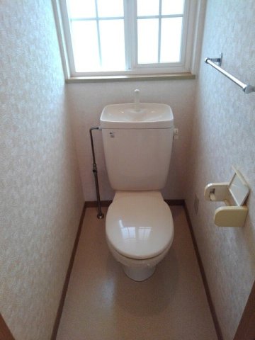 トイレ　落ち着いた色調のトイレです