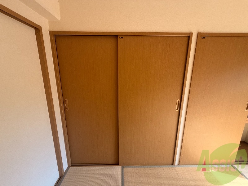 収納　寝室に収納があるため洋服やスーツを収納するのに便利です