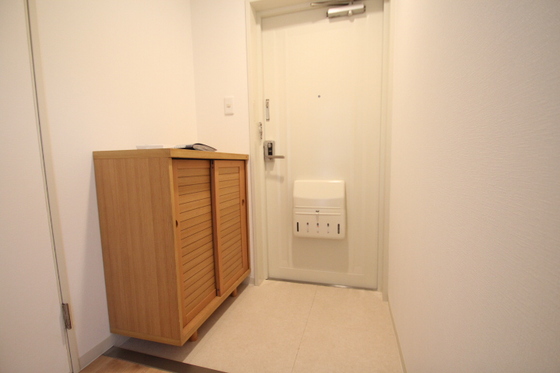 日宝ポニクレール府中の玄関写真