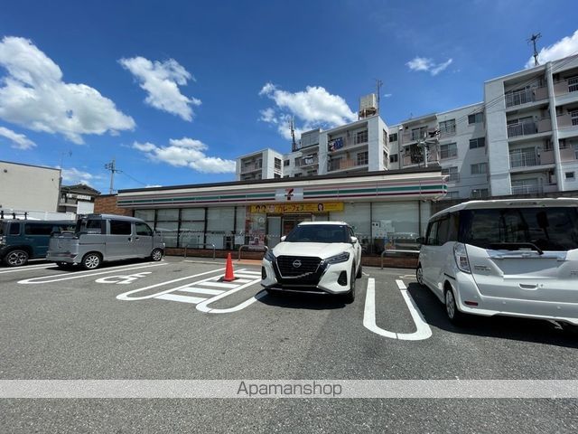 コンビニ　セブンイレブン（コンビニ）まで704m