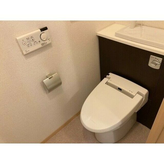 近鉄大阪線 布施駅 徒歩7分 8階建 築15年のトイレ写真