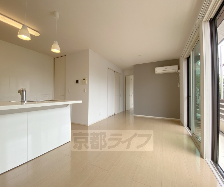 居室・リビング　大きな窓があり明るく広々とした綺麗な１ＬＤＫのお部屋です。