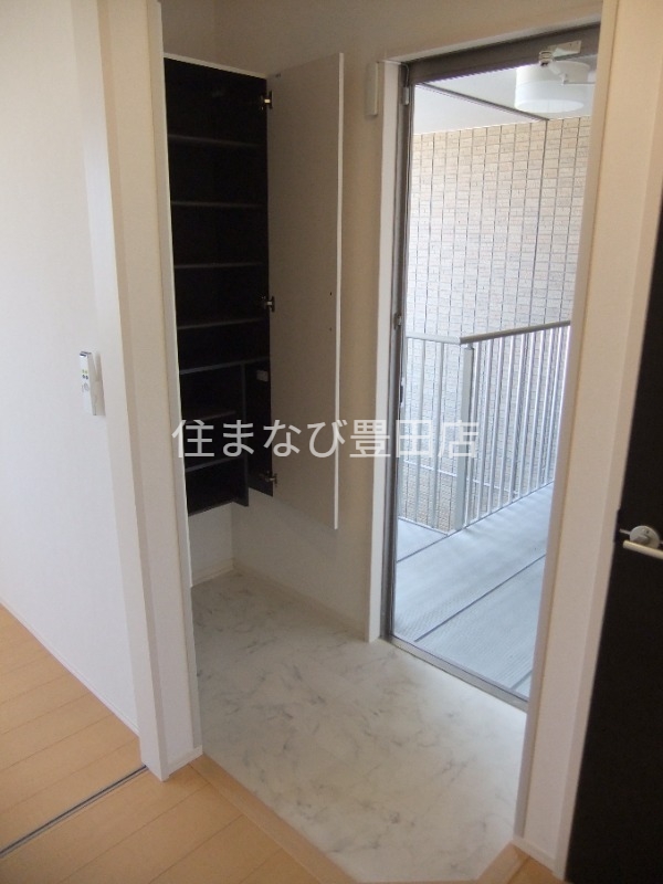 玄関　同型別部屋写真