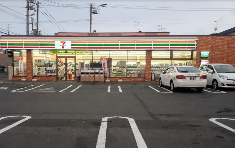 コンビニ　セブンイレブン月寒東5条店（コンビニ）まで243m