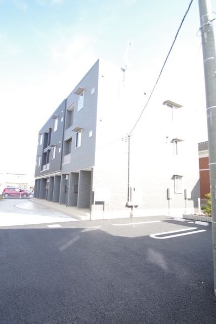 小田急小田原線 本厚木駅 バス乗車時間：33分 最寄りバス停で下車 徒歩6分 築6年