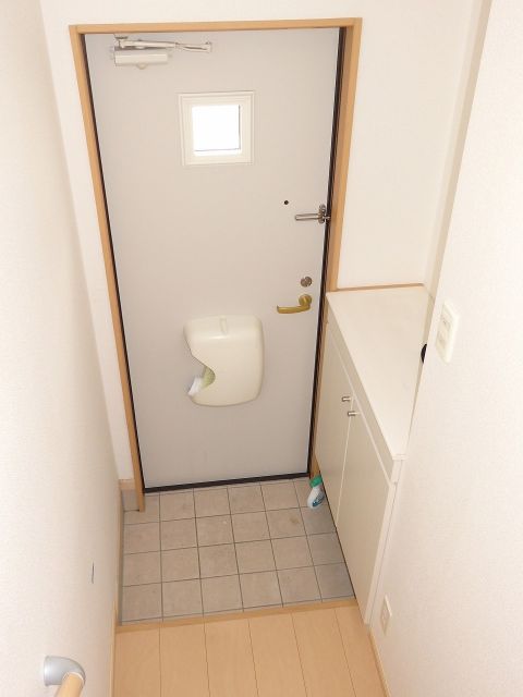 ＪＲ芸備線 安芸矢口駅 バス乗車時間：4分 最寄りバス停で下車 徒歩4分 2階建 築18年の玄関写真