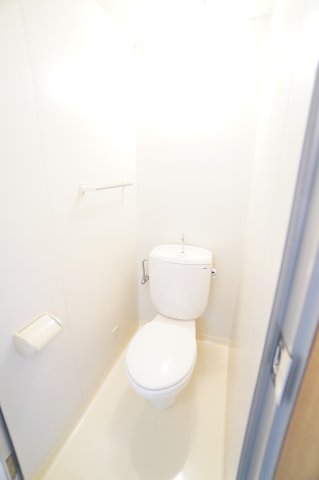 トイレ　※同物件・反転タイプの写真です。